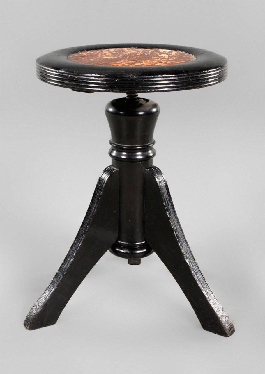 Старый стул для пианино