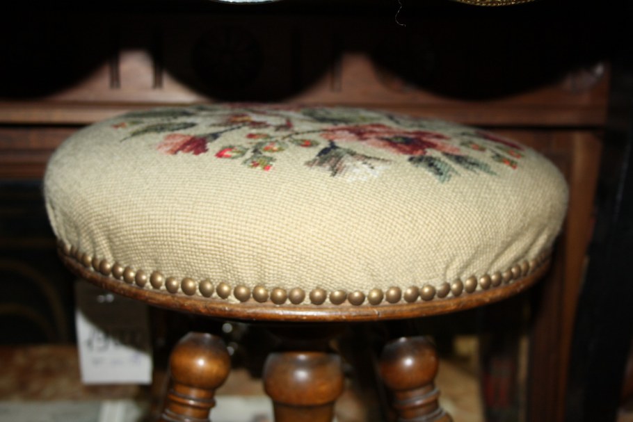 Стул для пианино белый