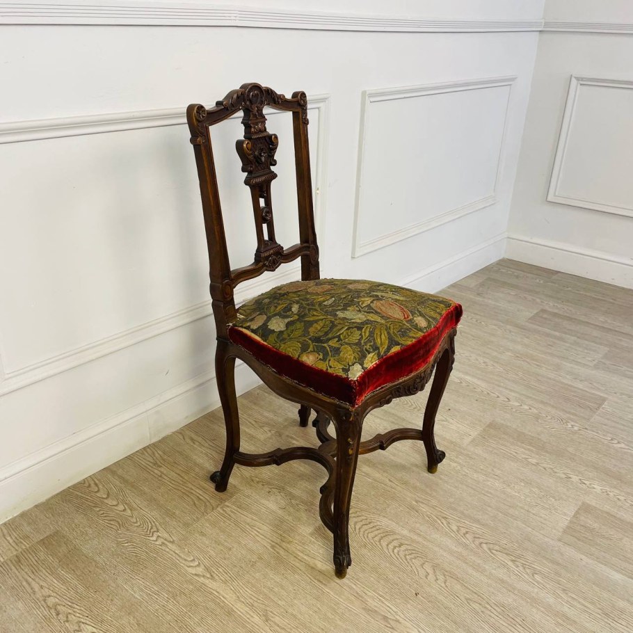 Старый стул для пианино