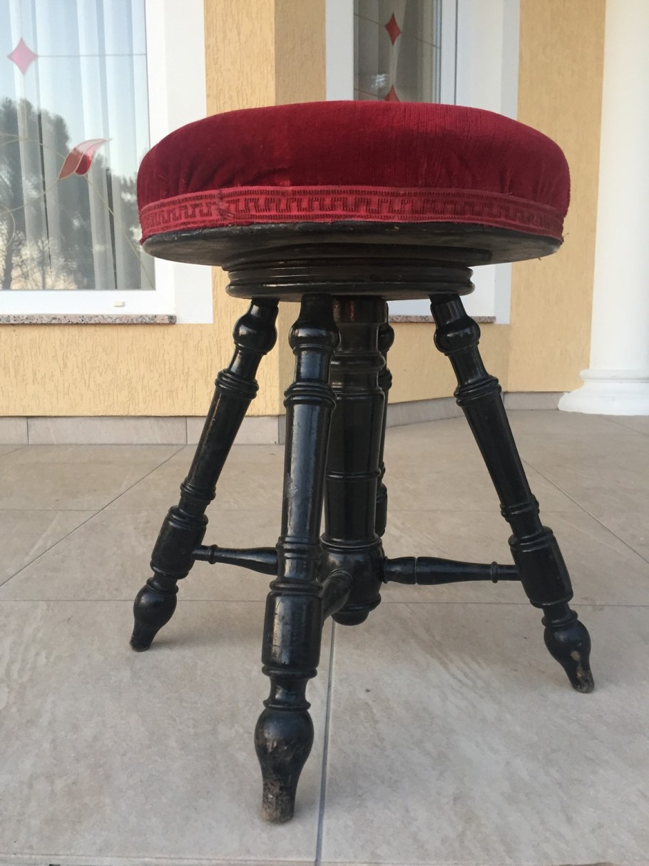 Крутящийся стул для пианино