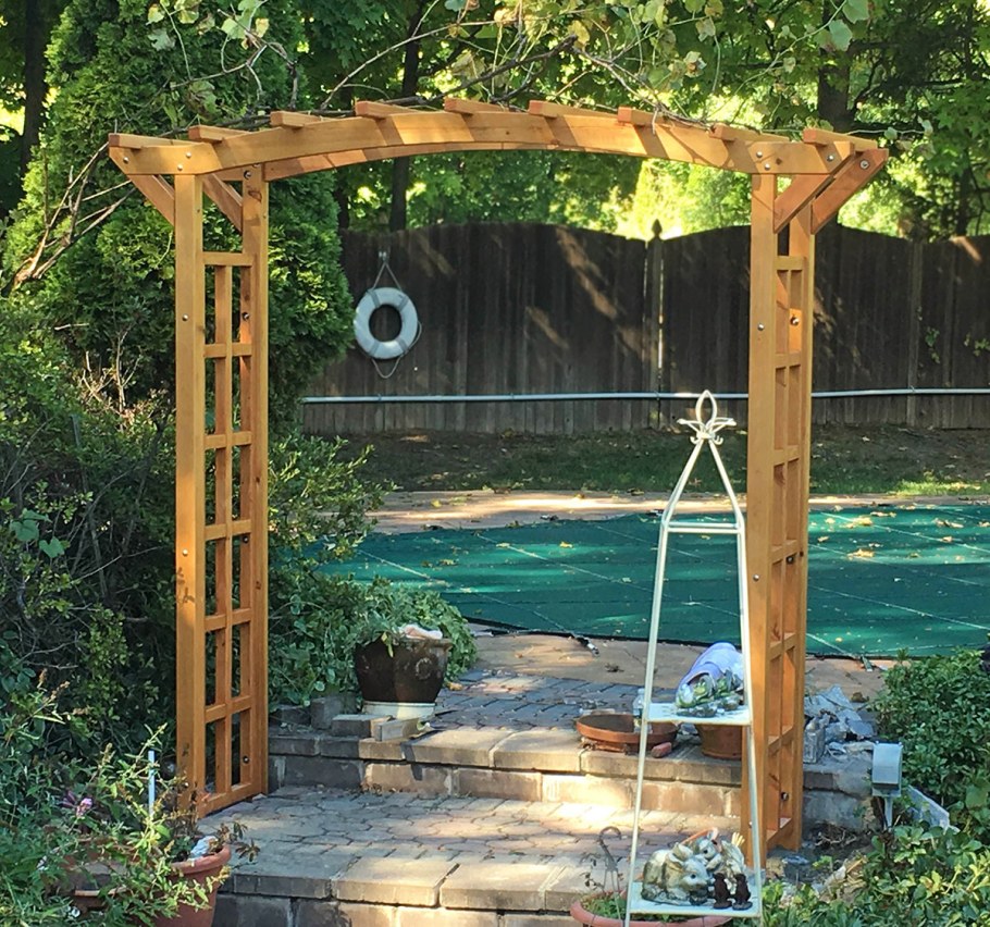 Небольшая пергола арка