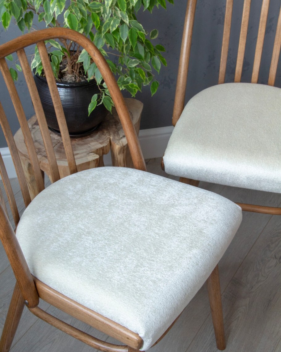 Стулья Антонина Шумана с тканью на спинке