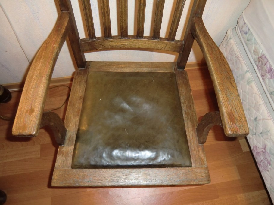 Старинное деревянное кресло