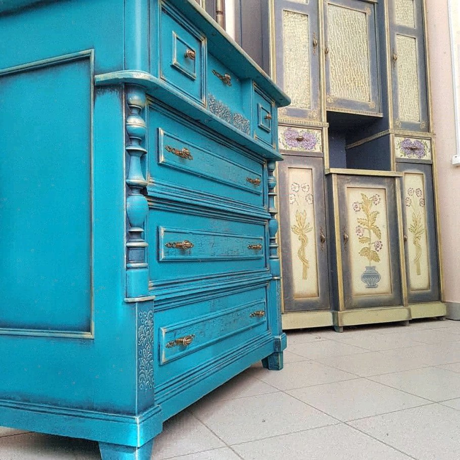 Комод бирюзового цвета