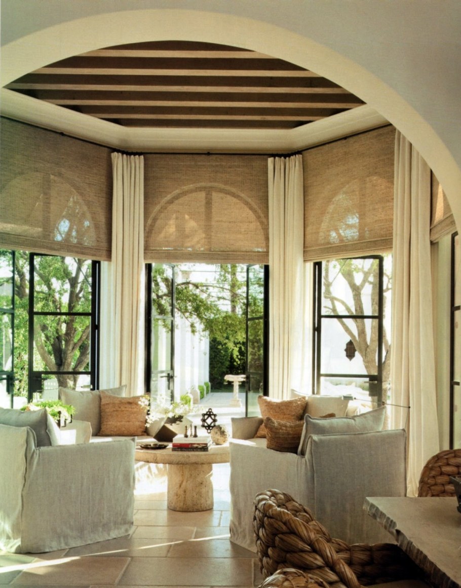 Домик с арочными окнами