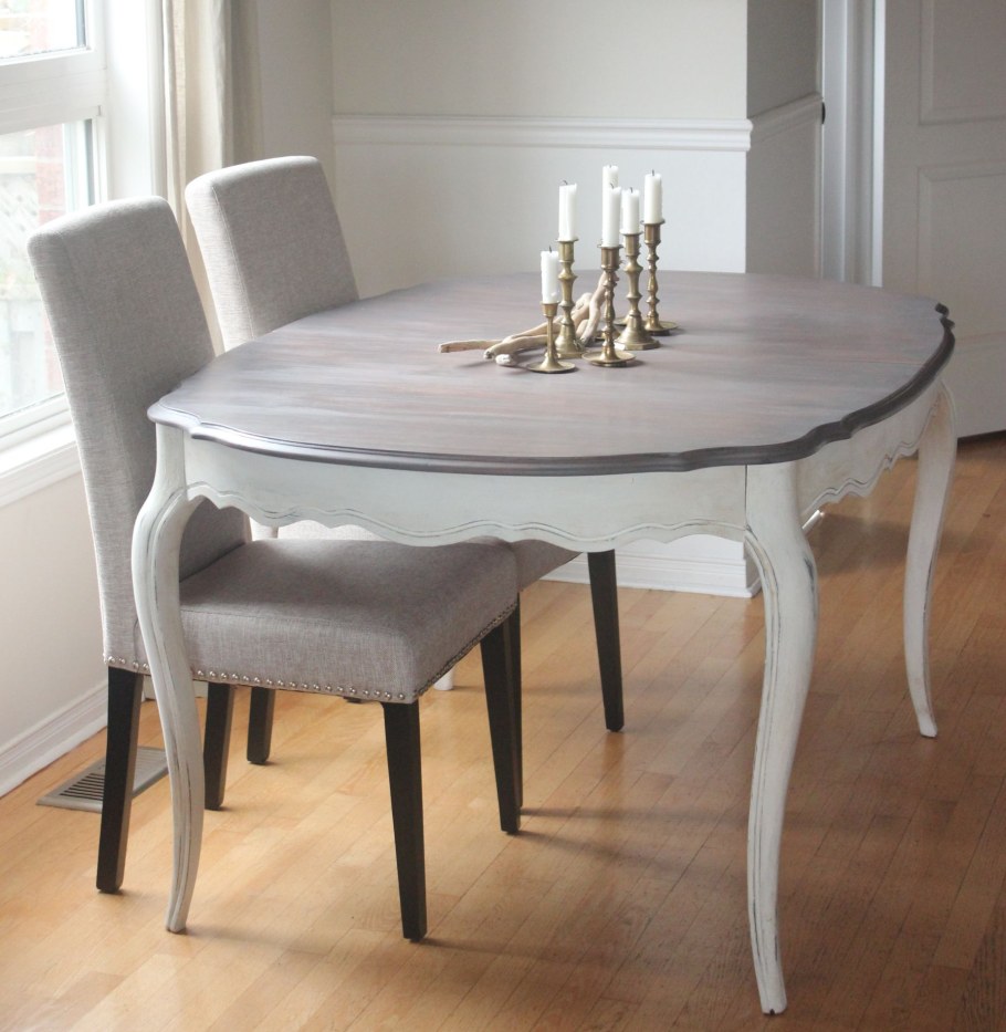 Овальный стол серого цвета