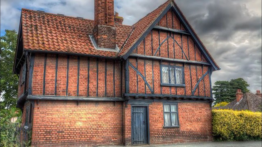 Дом из кирпича в стиле фахверк