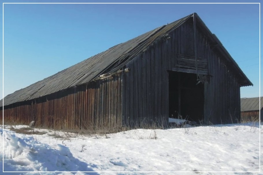 Старый деревянный ангар