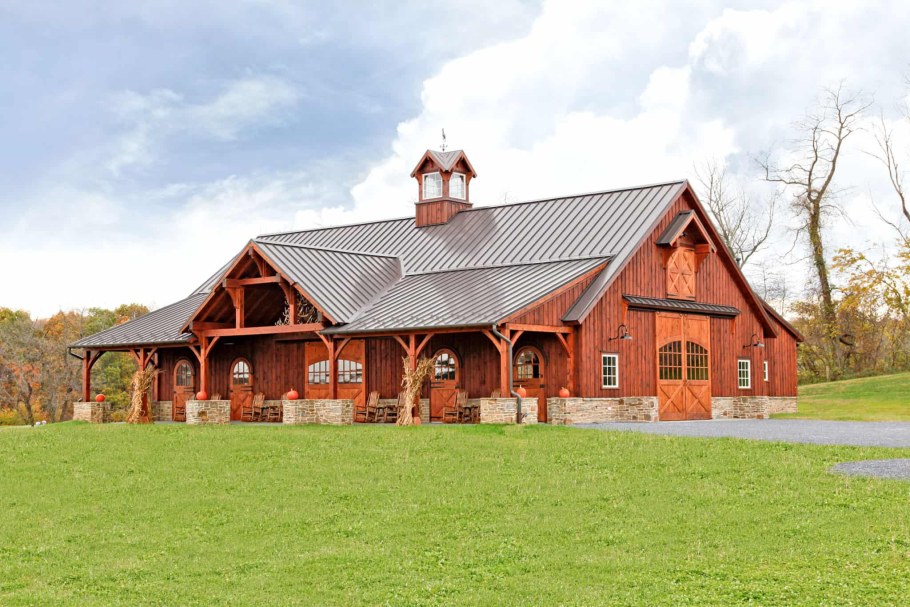 Конюшня на берегу озера