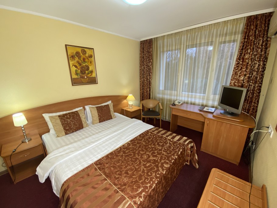 Гостиницы Восточная и Западная