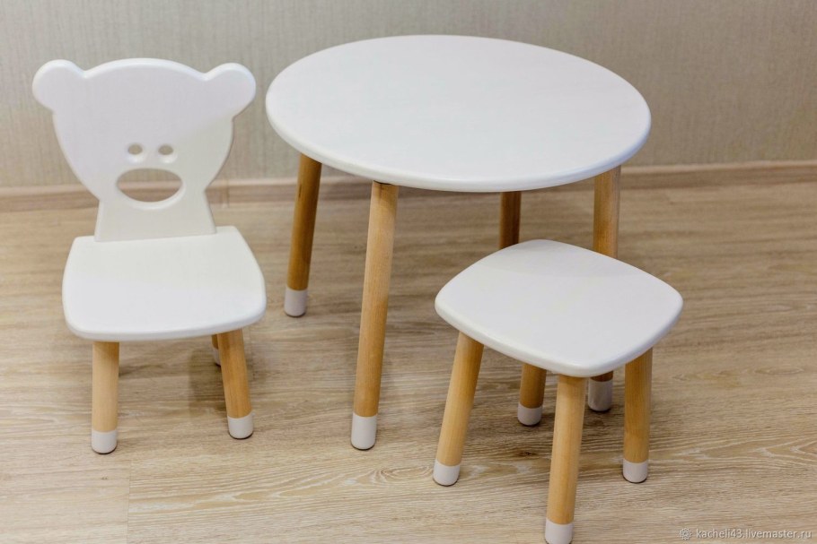 Круглый детский столик со стульчиками