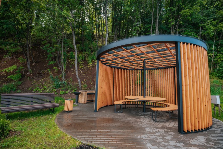 Круглая пергола в парке