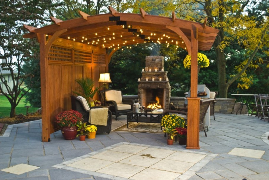 Уютная беседка на даче