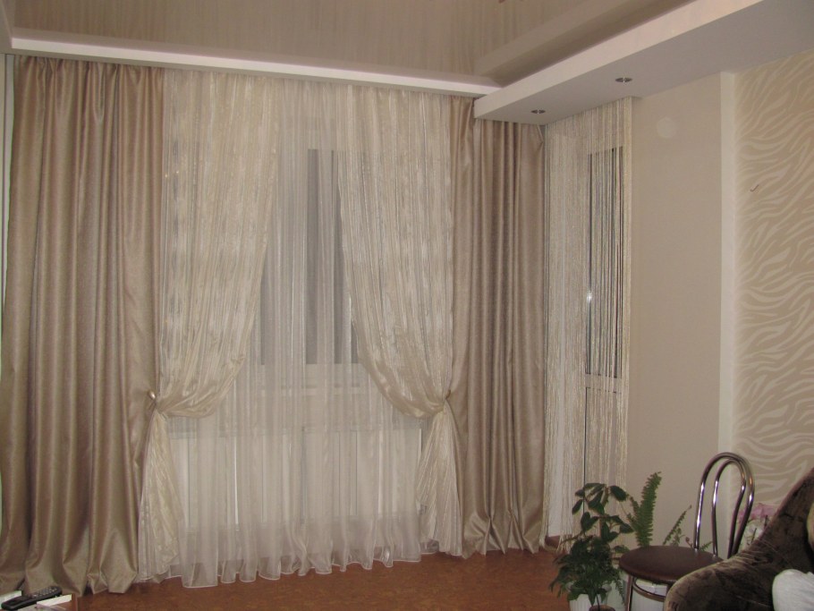 Шторы в зал с балконной дверью