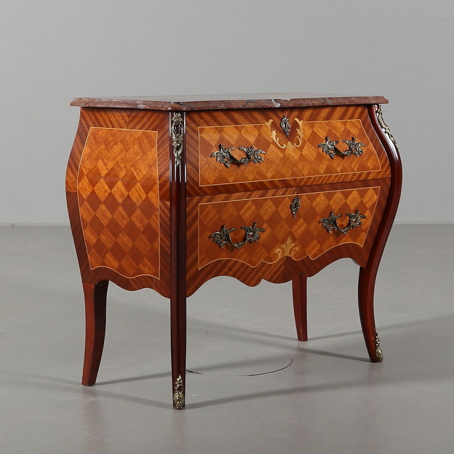 Комод с инкрустацией