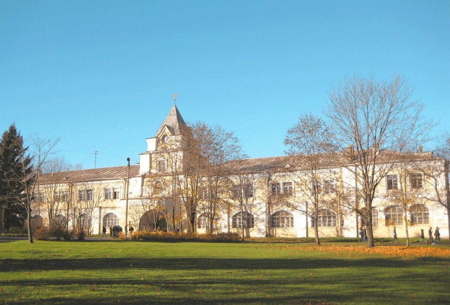 Аграрный университет в Пушкине казармы