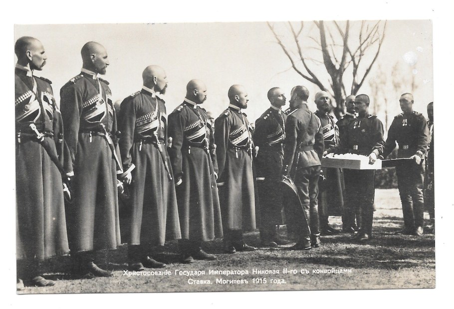 Царь Николай христосуется с солдатами