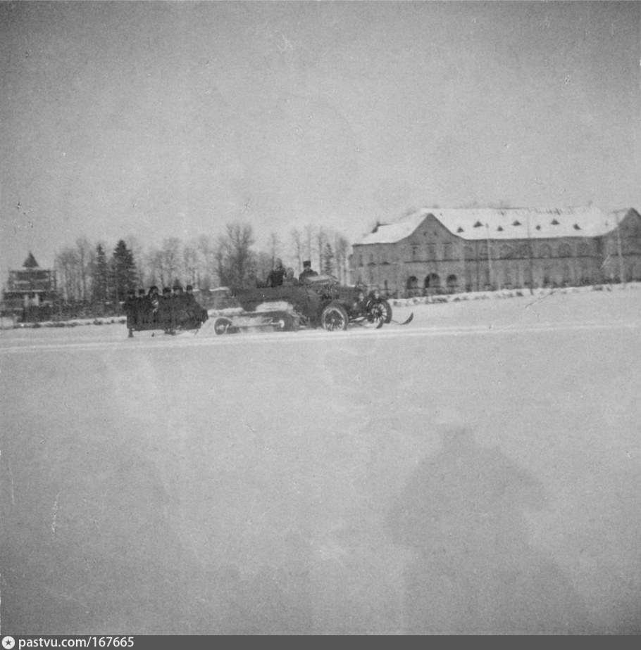 Здание казарм конвоя ЕИВ Николая II зимой -картинки-