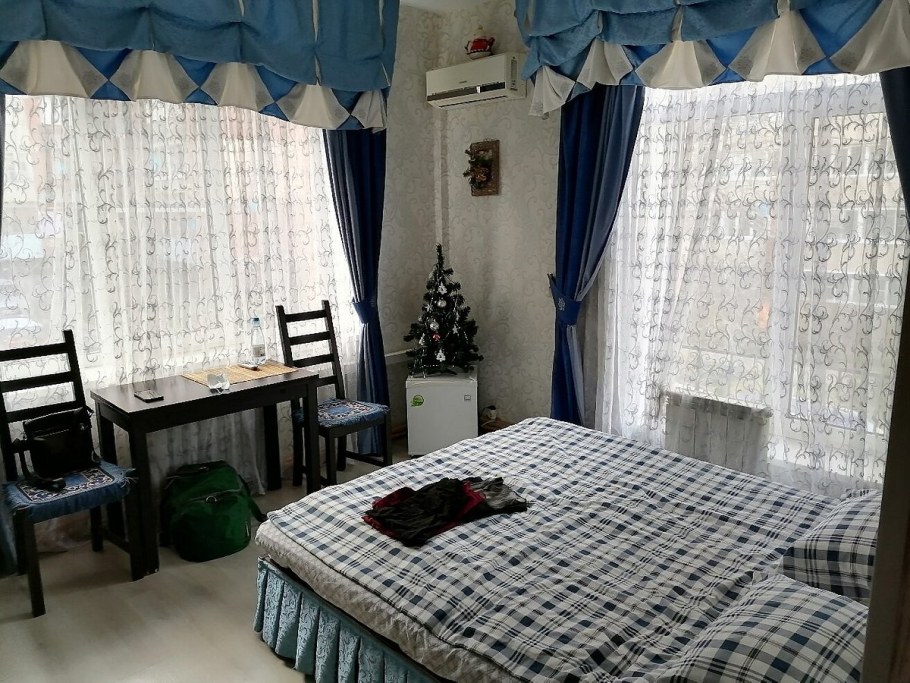 Отель в маленьких серых домиках в центре Стамбула