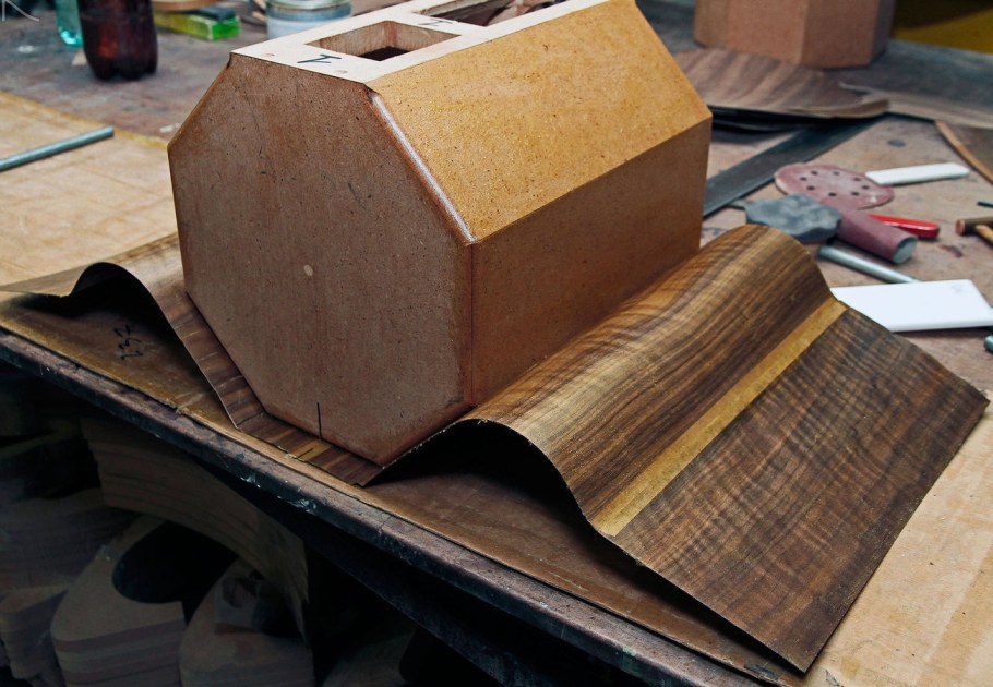 Оклейка колонок шпоном корпуса