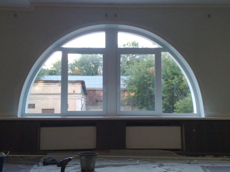 Пластиковые окна полуаркой