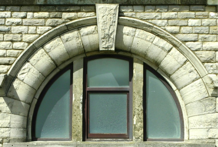 Старинные арочные окна
