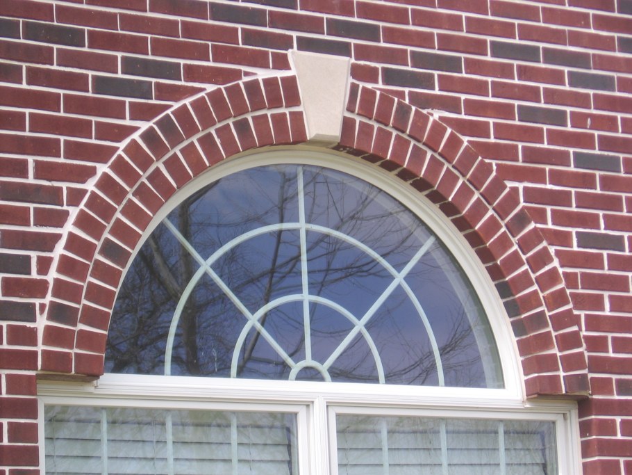 Кирпичная стрельчатая арка