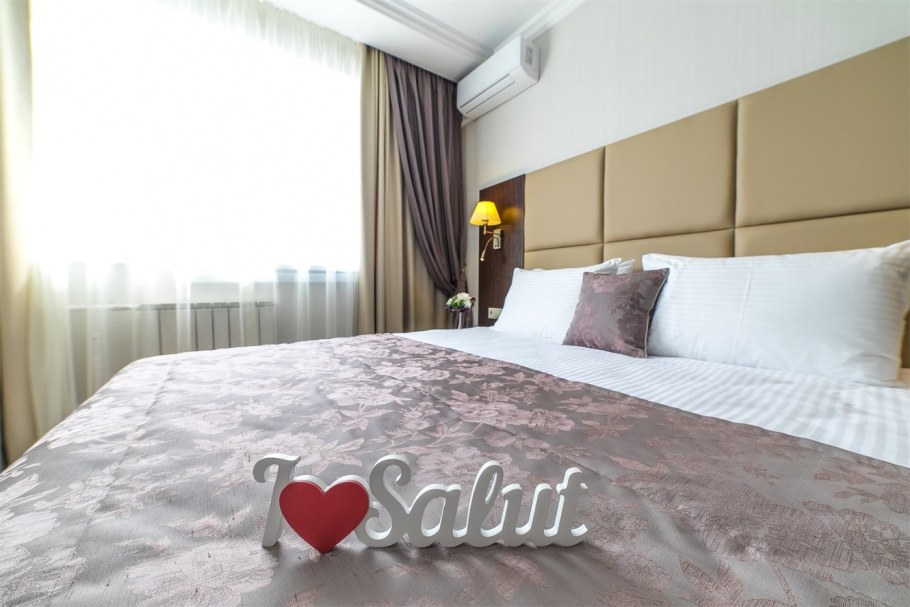 Фейерверк из номера с кровати