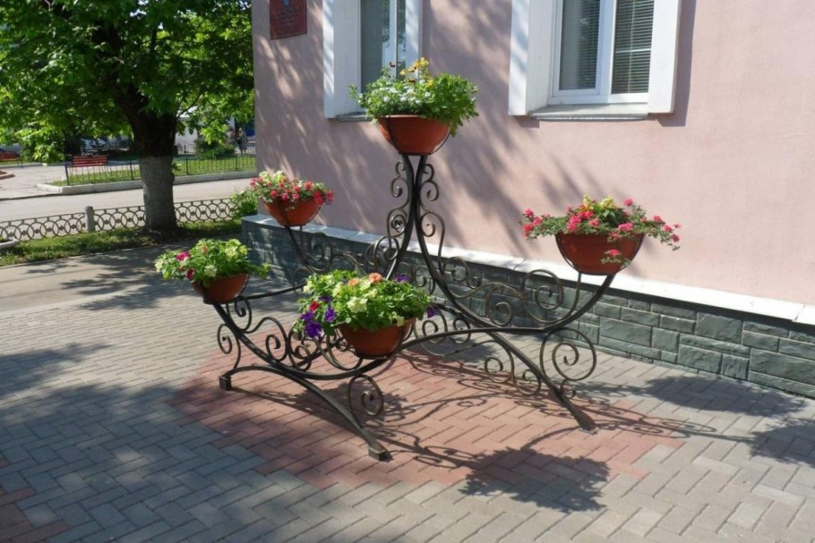 Цветочницы уличные металлические