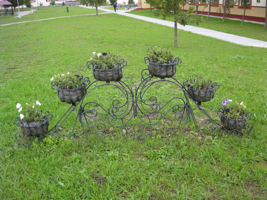 Цветочница каска уличная