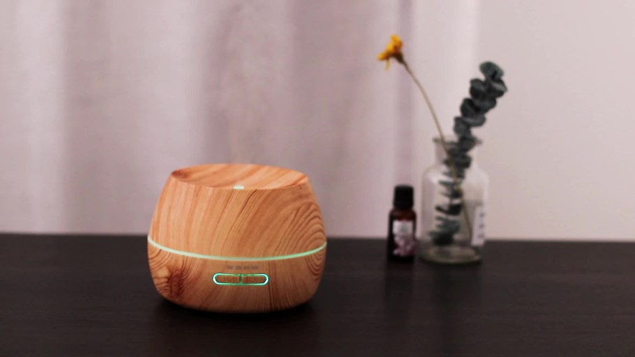 Аромадиффузор с палочками на белом фоне