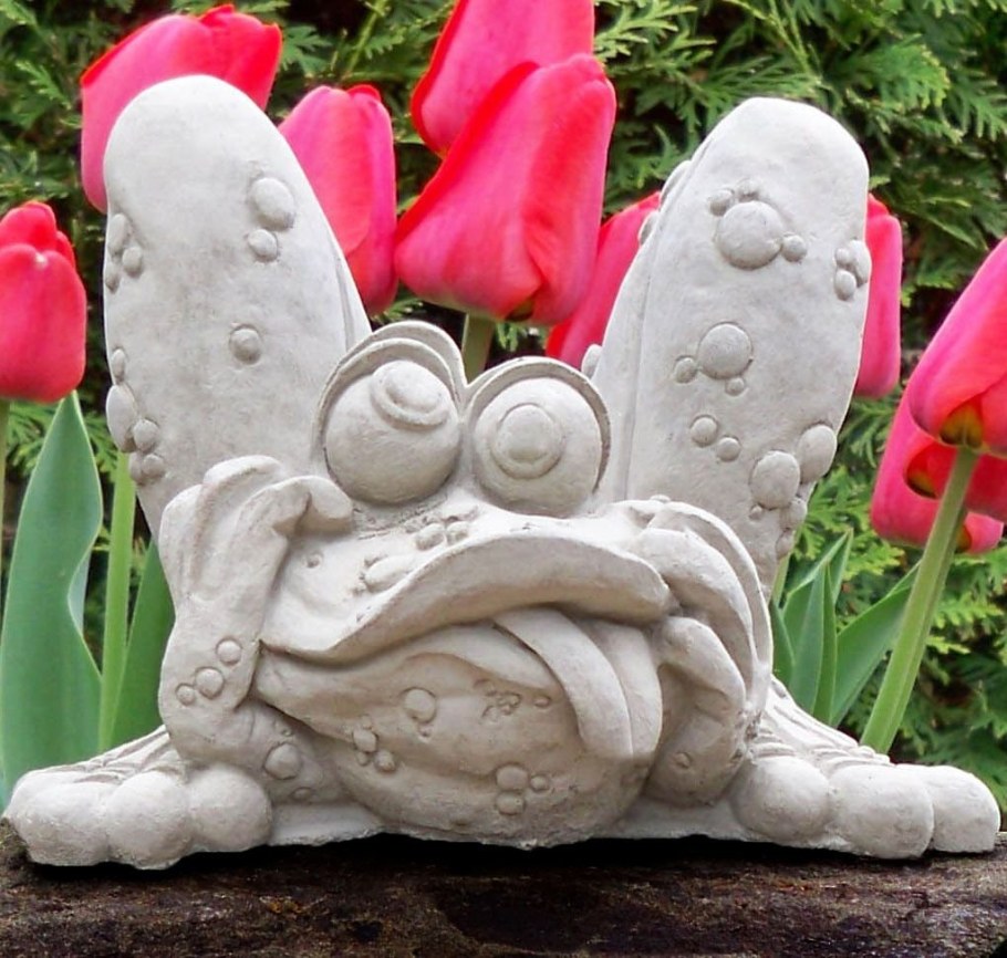 Скульптуры из арт бетона лягушка