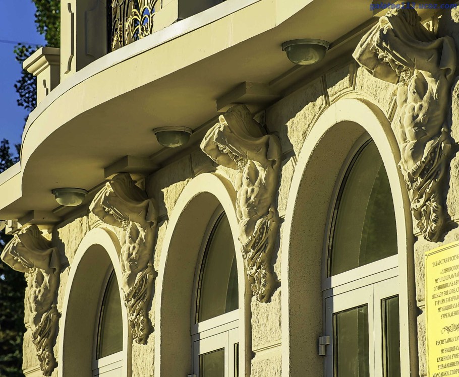 Скульптура барельеф Атлант