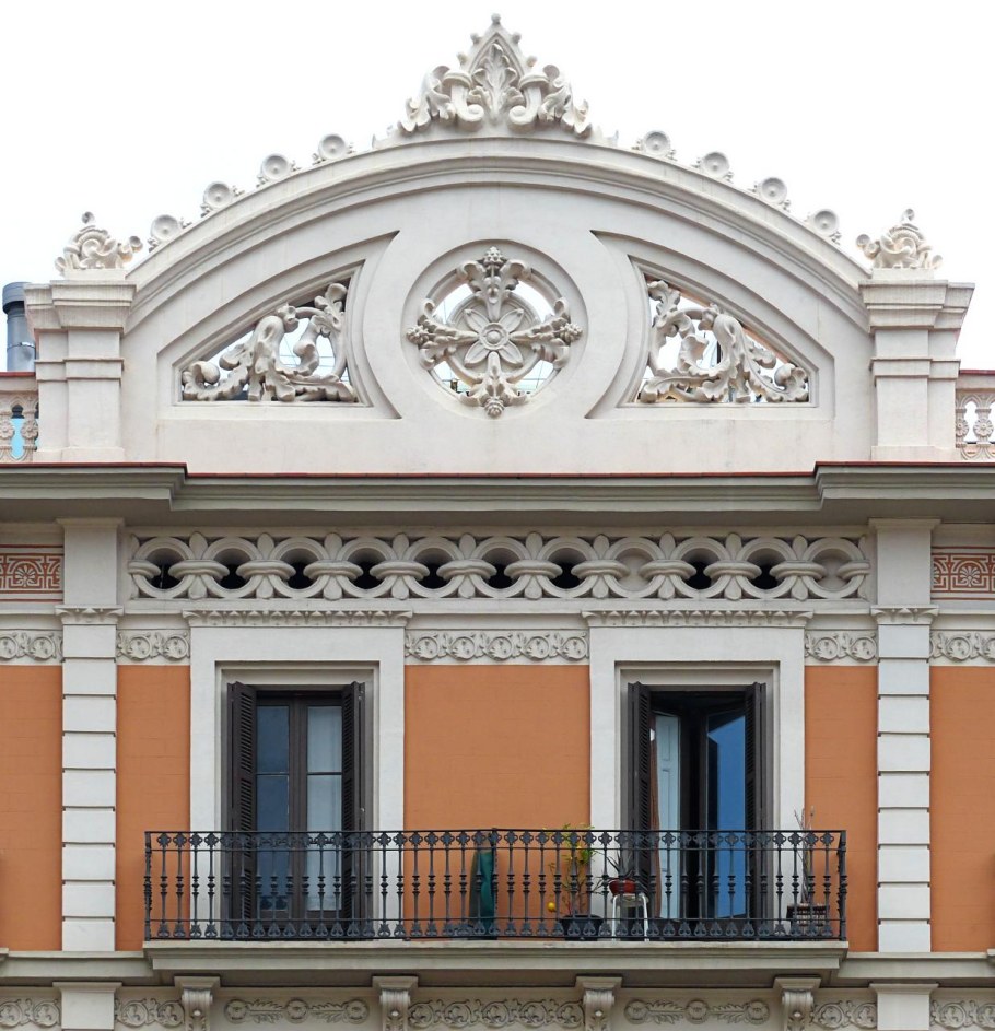 Фронтон Ампир