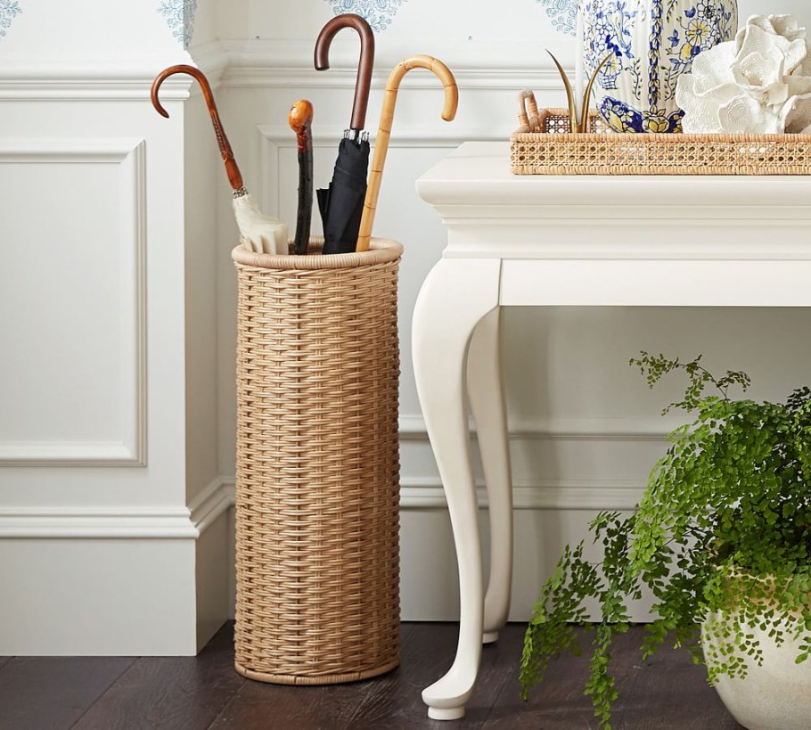 Плетеная подставка для зонтов