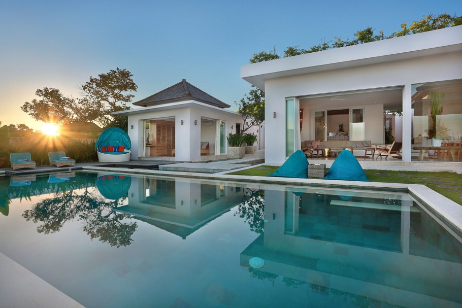 Домик с бассейном