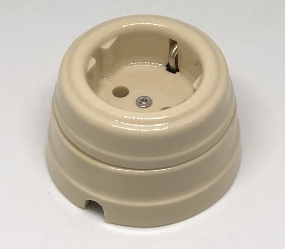 Мезонин розетка с заземляющим контактом цвет слоновая кость ge70301-02