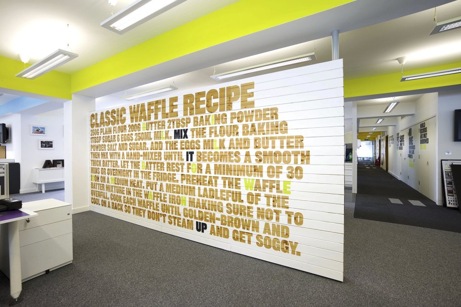 Текст на стене в офисе