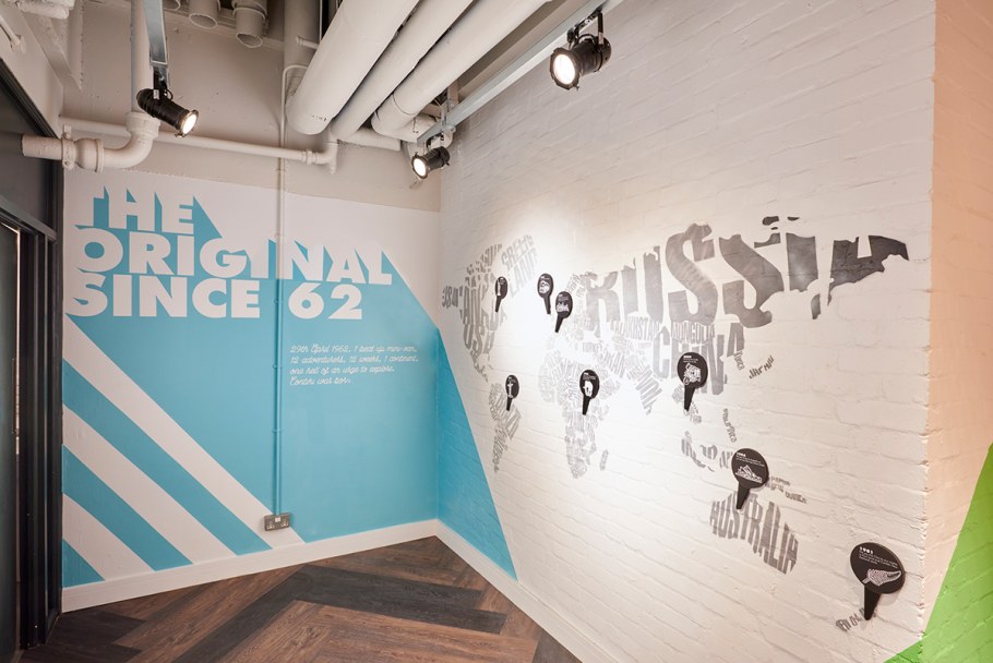 Надписи на стенах в офисе