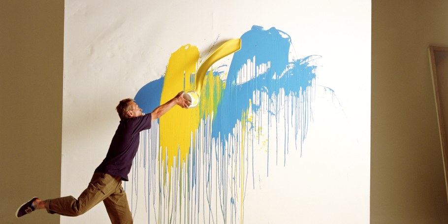 Человек рисует на стене
