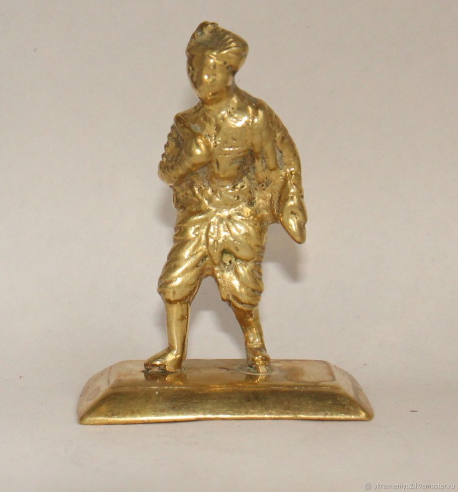 Старинные латунные статуэтка