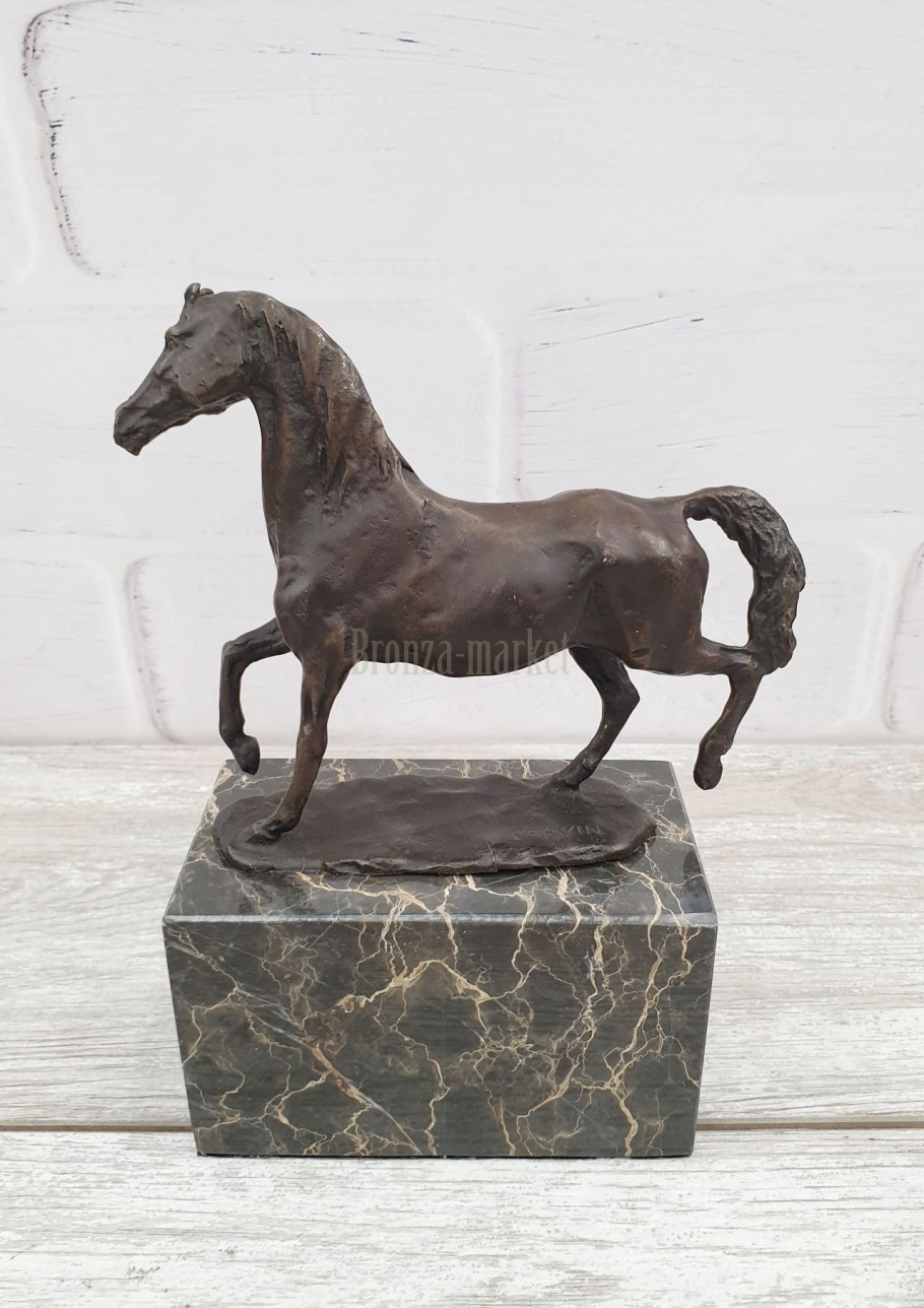 Фигурка лошади из камня