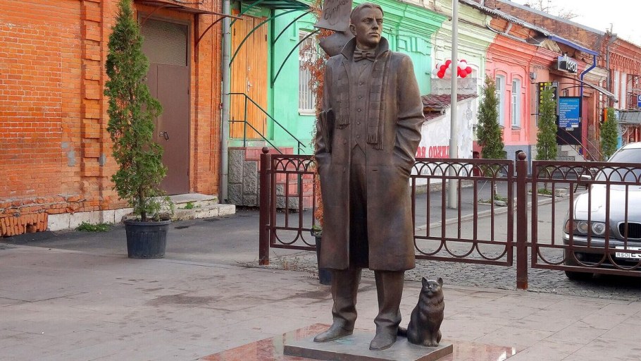 Памятник Булгакову во Владикавказе