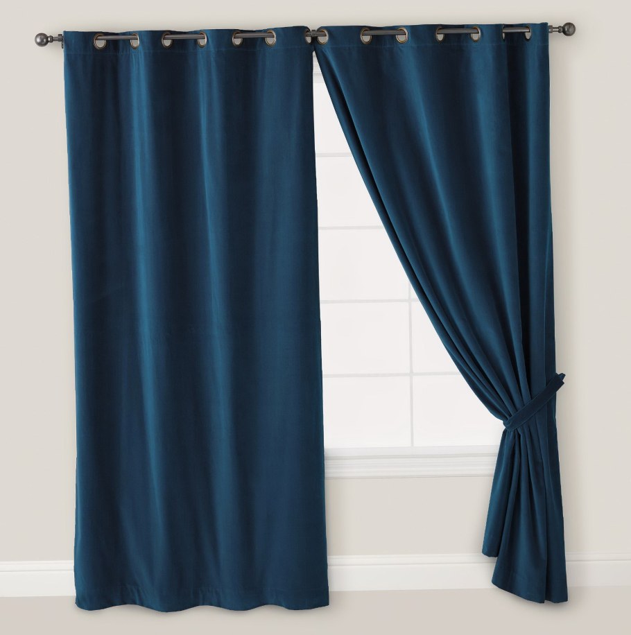 Голубые плотные шторы