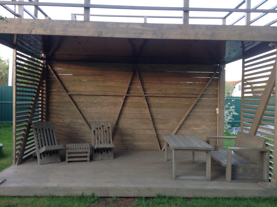 Двухэтажная беседка для дачи