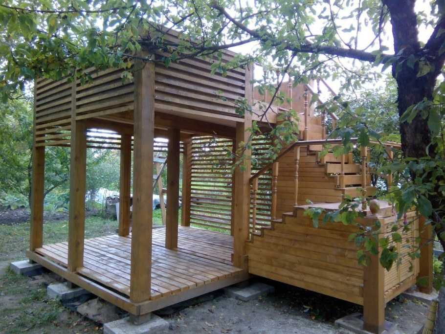 Двухэтажная беседка для дачи