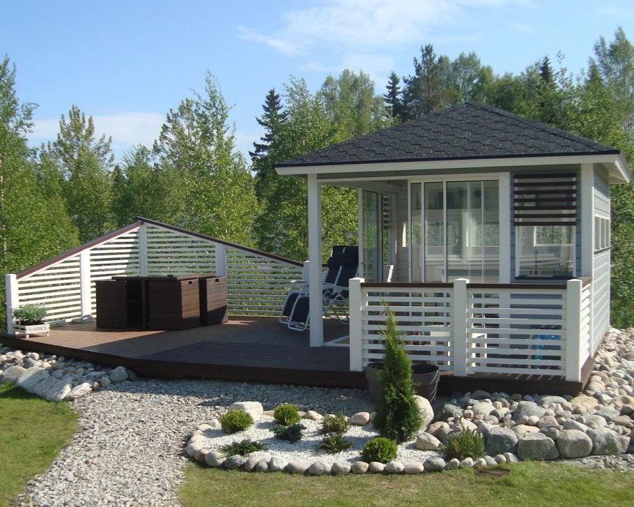 Двухэтажный дом с беседкой