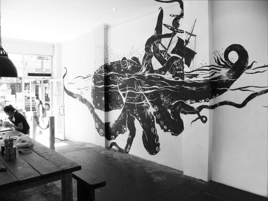 Необычные рисунки на стене в квартире