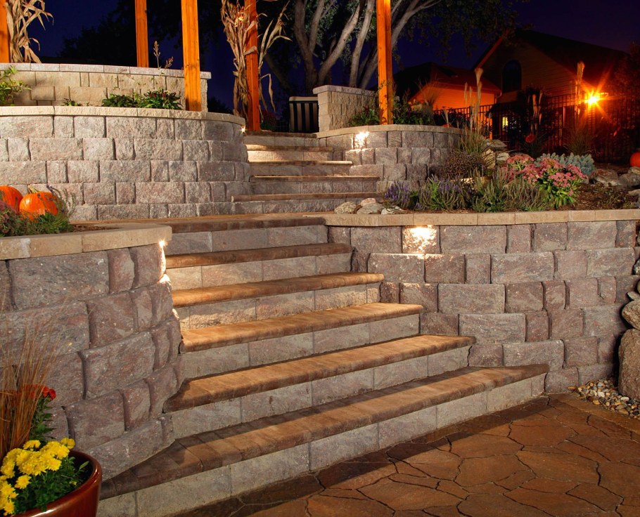 Лестница из подпорных блоков