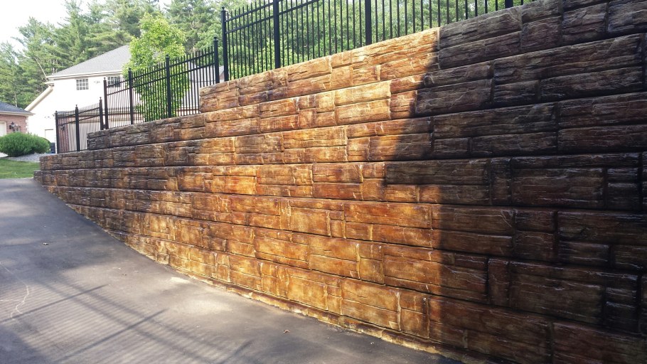 Подпорная стенка из бетона крашеная